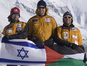 Israelis and Palestinian on Everest